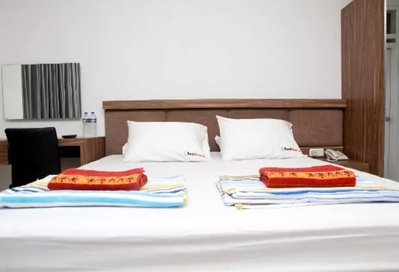 Fotos del hotel Reddoorz Plus Near Sukajadi 2:  18