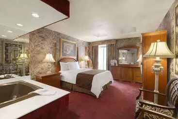 Travelodge By Wyndham Niagara Falls Fallsview - Niagara Falls