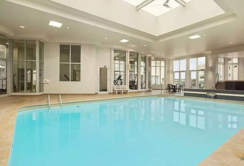 Fotos del hotel Travelodge By Wyndham Niagara Falls Fallsview:  2