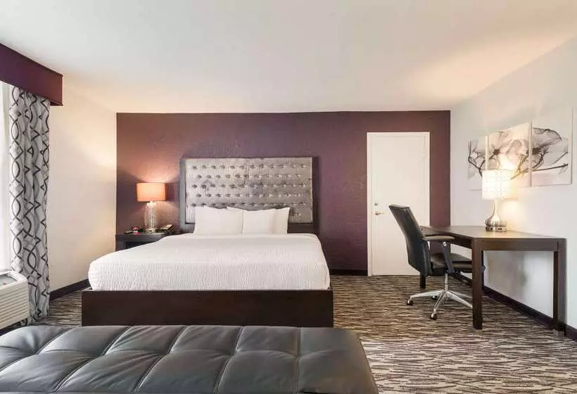 Clarion Inn & Suites Across From Universal Orlando Resort