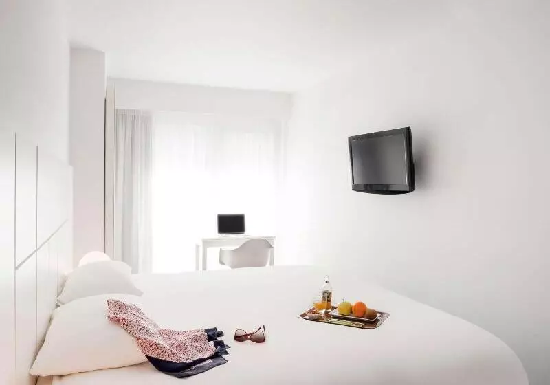 Fotos del hotel Ibis Styles Hotel Brussels Louise:  1