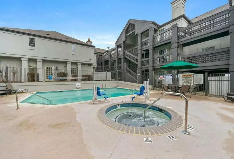 Fotos del hotel Quality Suites Atlanta Buckhead Village North:  2