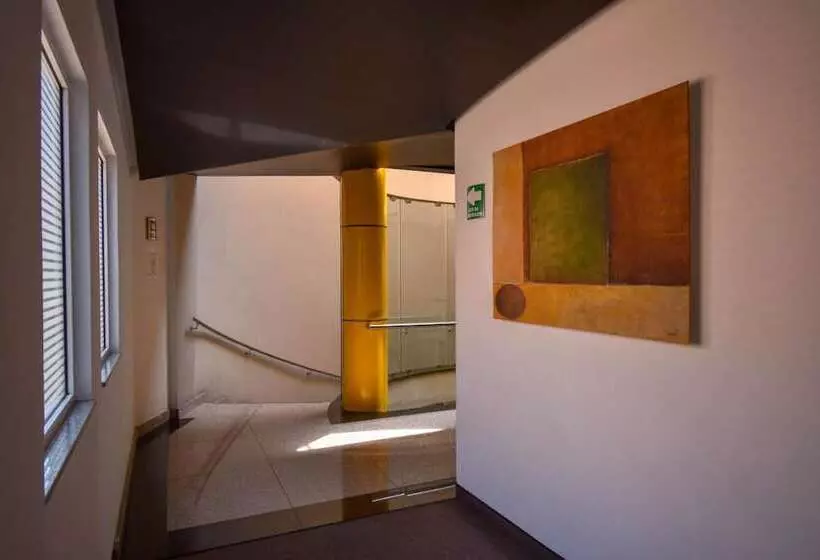 Fotos del hotel Capital O La Villa:  17