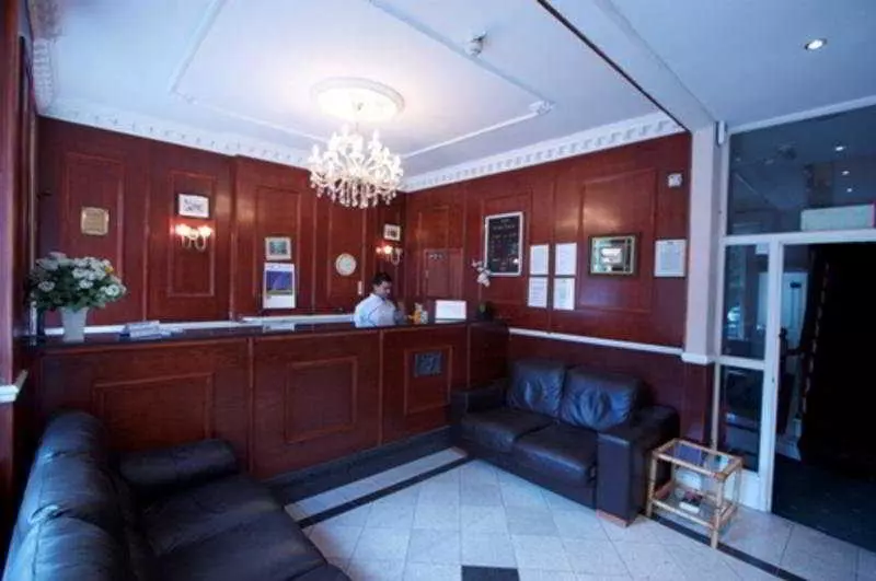 Fotos del hotel Camelot House:  3