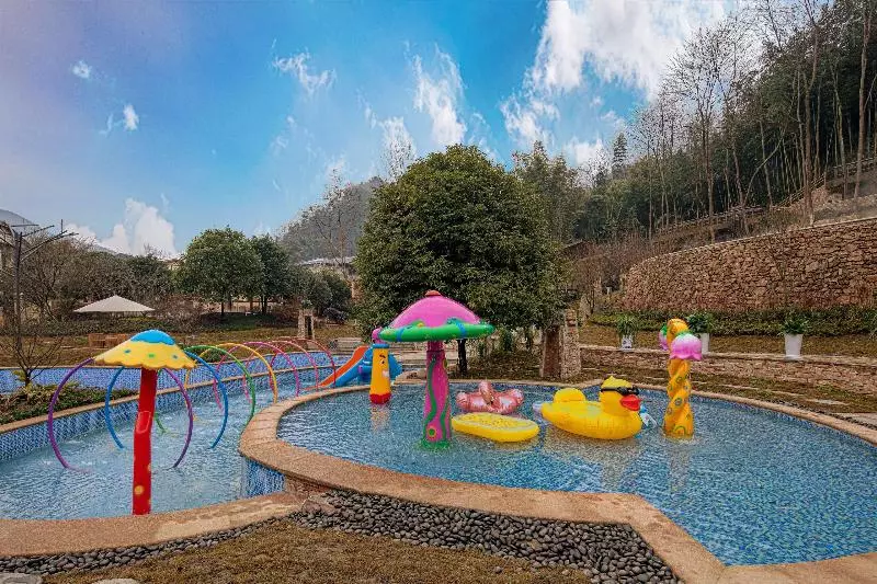 Fotos del hotel Howard Johnson Huashuiwan Hot Springs Resort Chengdu:  6