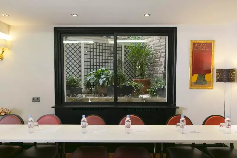 Fotos del hotel De Neuville Arc De Triomphe:  15