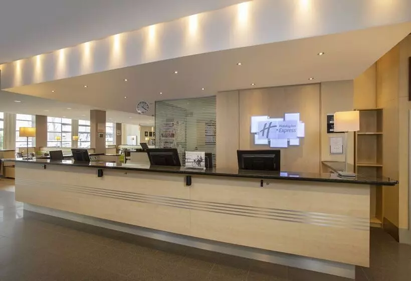 Fotos del hotel Holiday Inn Express Frankfurt Messe, An Ihg:  3