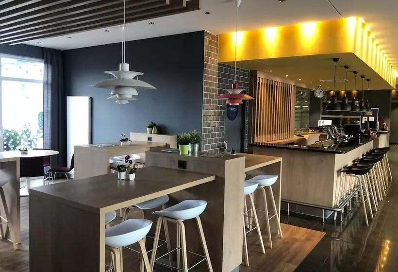 Fotos del hotel Holiday Inn Express Frankfurt Messe, An Ihg:  5