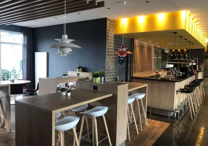 Fotos del hotel Holiday Inn Express Frankfurt Messe, An Ihg:  11