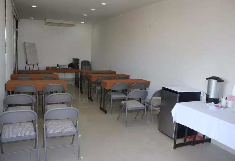 Fotos del hotel Seven Crown Express & Suites:  15