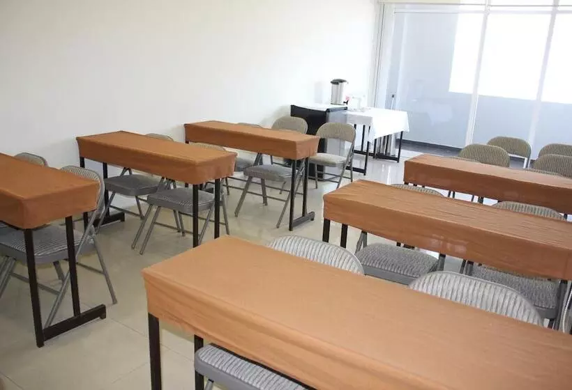 Fotos del hotel Seven Crown Express & Suites:  3