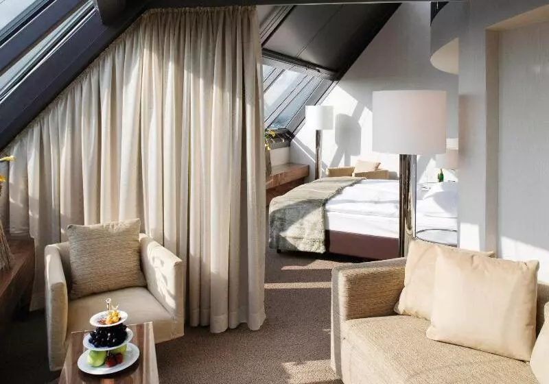 Fotos del hotel Mövenpick Hotel Hamburg:  2