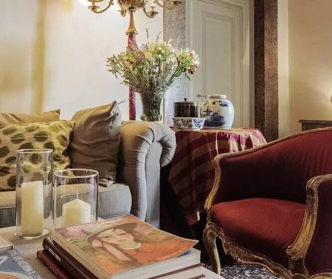 Fotos del hotel Al Palazzo Del Marchese Di Camugliano Residenza D'epoca:  8