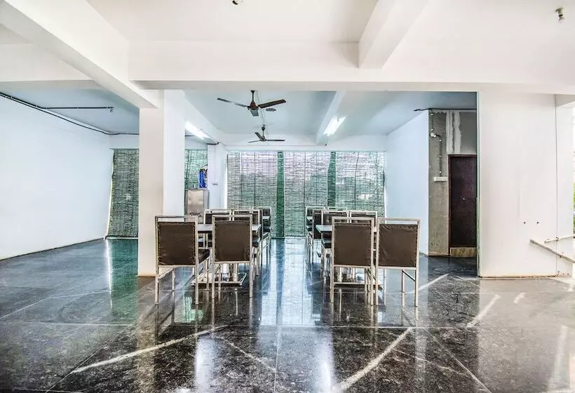 Fotos del hotel Capital O 70043 Limestone Luxury Rooms:  3