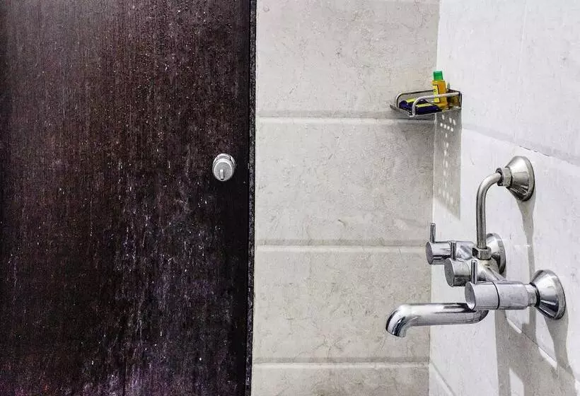 Fotos del hotel Capital O 70043 Limestone Luxury Rooms:  5