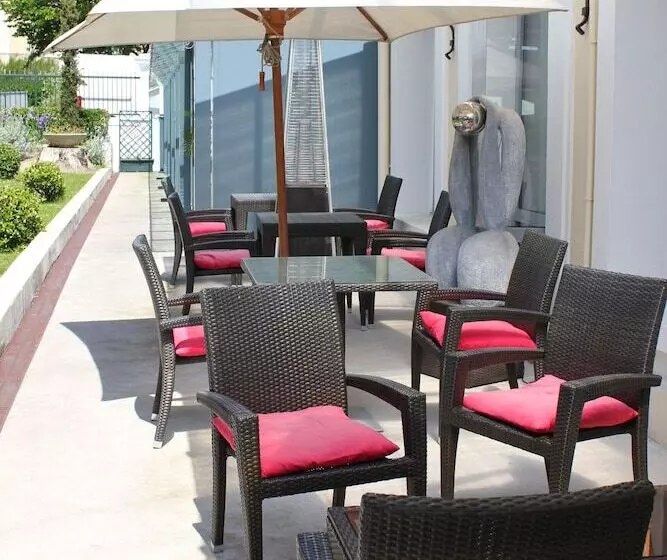 Fotos del hotel Grand Hôtel De Courtoisville  Piscine & Spa, The Originals Relais:  15