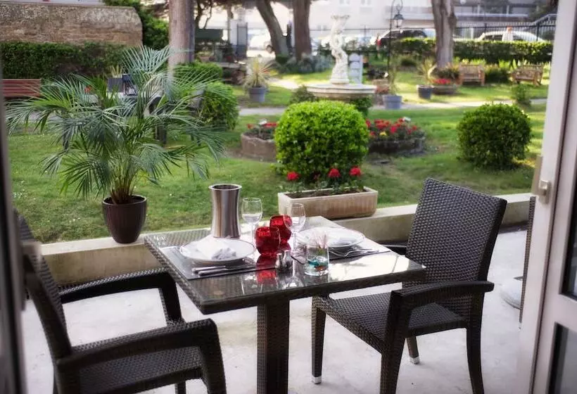 Fotos del hotel Grand Hôtel De Courtoisville  Piscine & Spa, The Originals Relais:  9