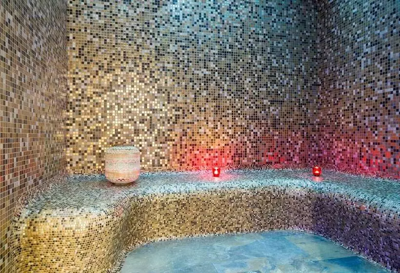 Fotos del hotel Grand Hôtel De Courtoisville  Piscine & Spa, The Originals Relais:  5