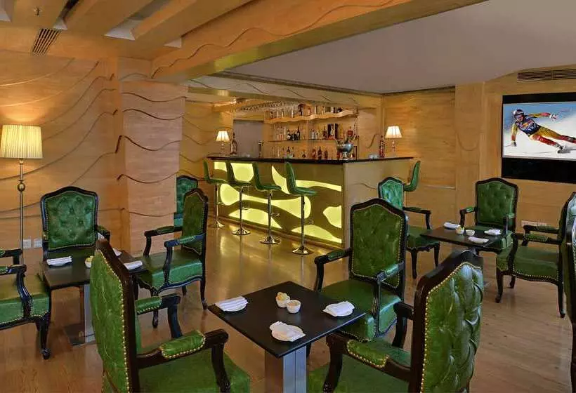 Fotos del hotel Taurus Sarovar Portico:  24