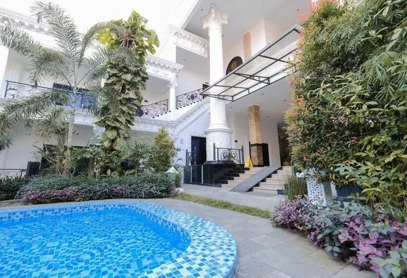 Fotos del hotel The Grand Palace Hotel  Yogyakarta:  1