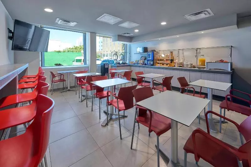 Fotos del hotel City Express Junior Cancun:  10