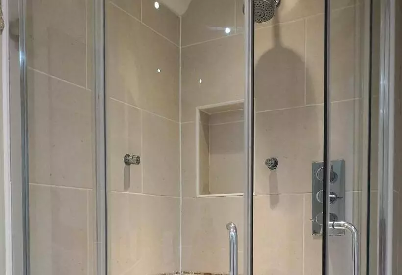 Fotos del hotel The Commercial Bar &:  8