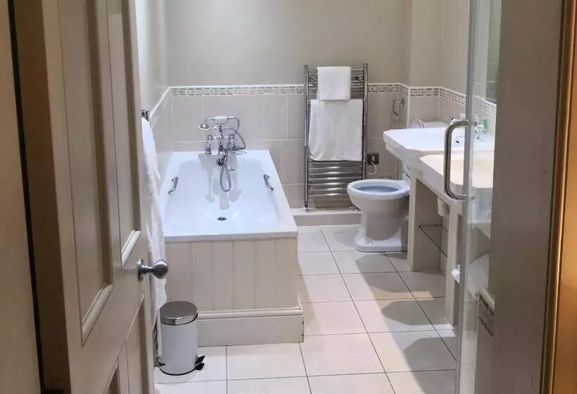 Fotos del hotel The Commercial Bar &:  4