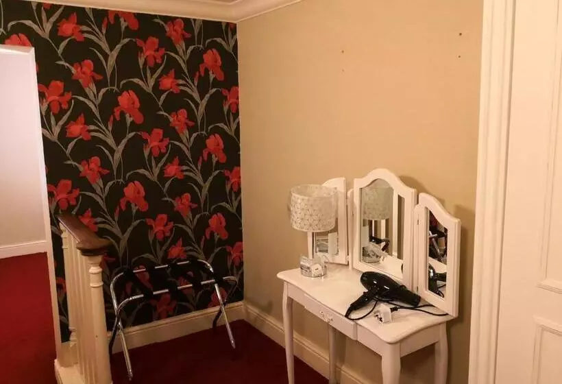 Fotos del hotel The Commercial Bar &:  7