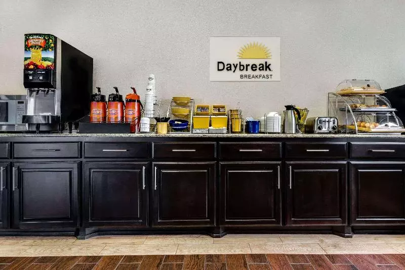 Fotos del hotel Days Inn & Suites By Wyndham Dallas:  9