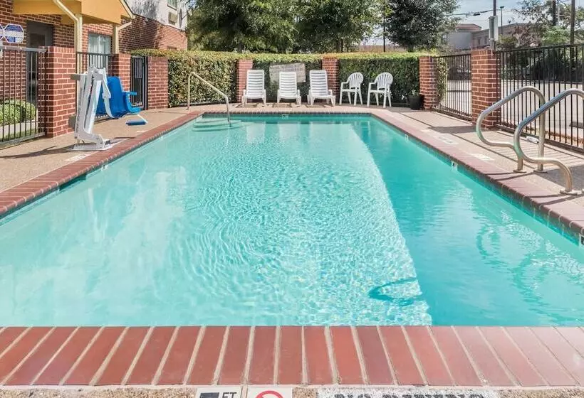 Fotos del hotel Days Inn & Suites By Wyndham Dallas:  2