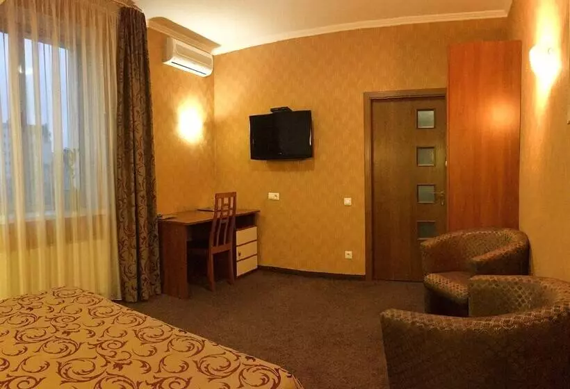 Fotos del hotel Komilfo:  7