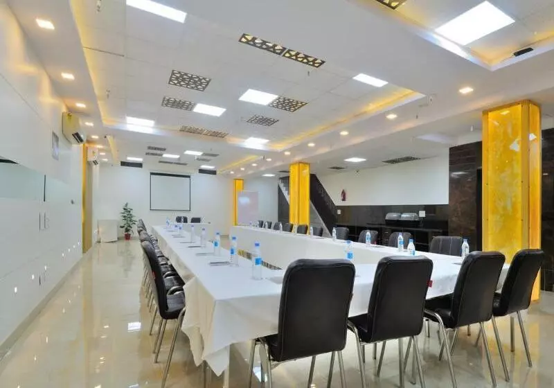 Fotos del hotel Sky Rich International Karol Bagh  Fully Vaccinated Staff:  12