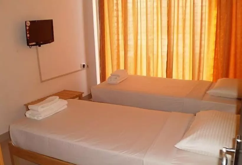 Fotos del hotel Hummingbird Apartments  Saiprasad:  2