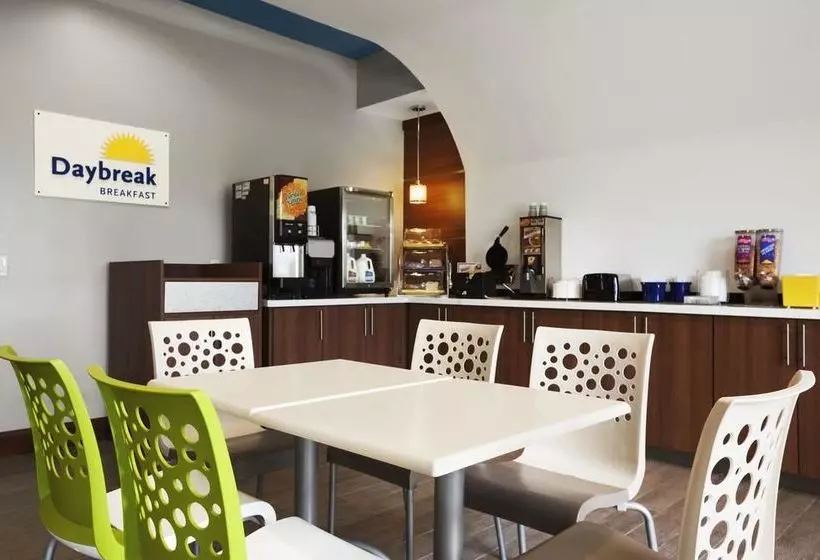 Fotos del hotel Days Inn & Suites By Wyndham Houston Northspring:  3