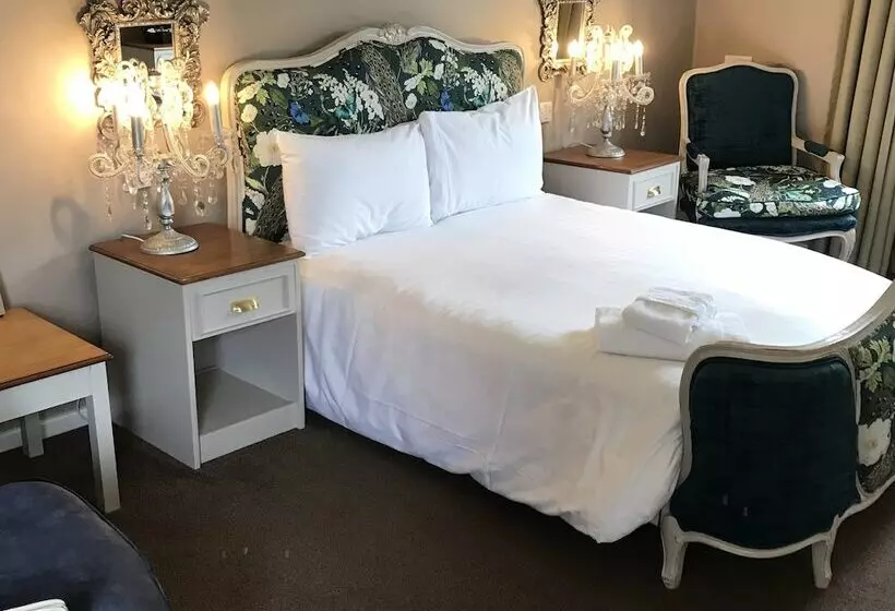 The Old Red Lion Inn