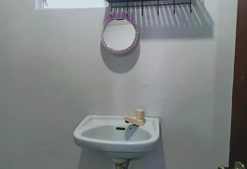 Fotos del hotel Honeycomb Tourist Inn:  9