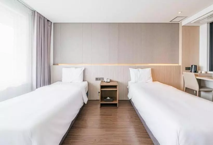 Fotos del hotel First70:  11