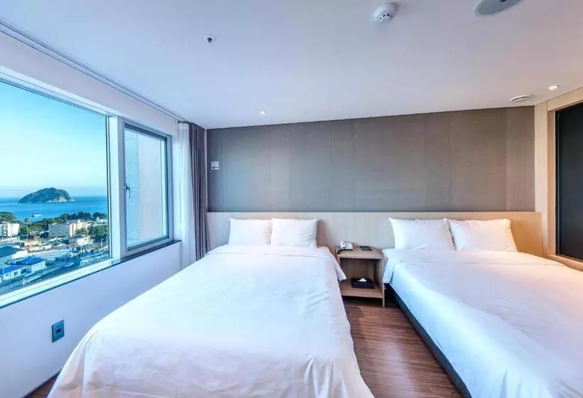 Fotos del hotel First70:  14