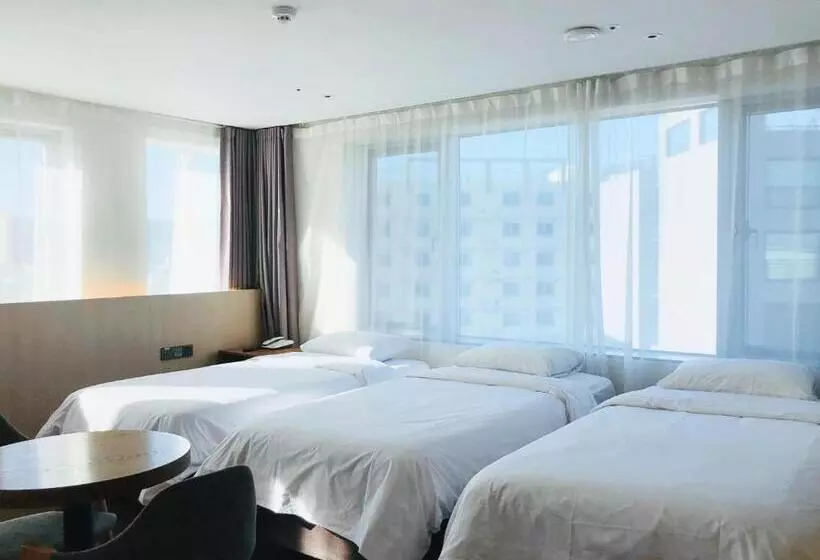 Fotos del hotel First70:  6
