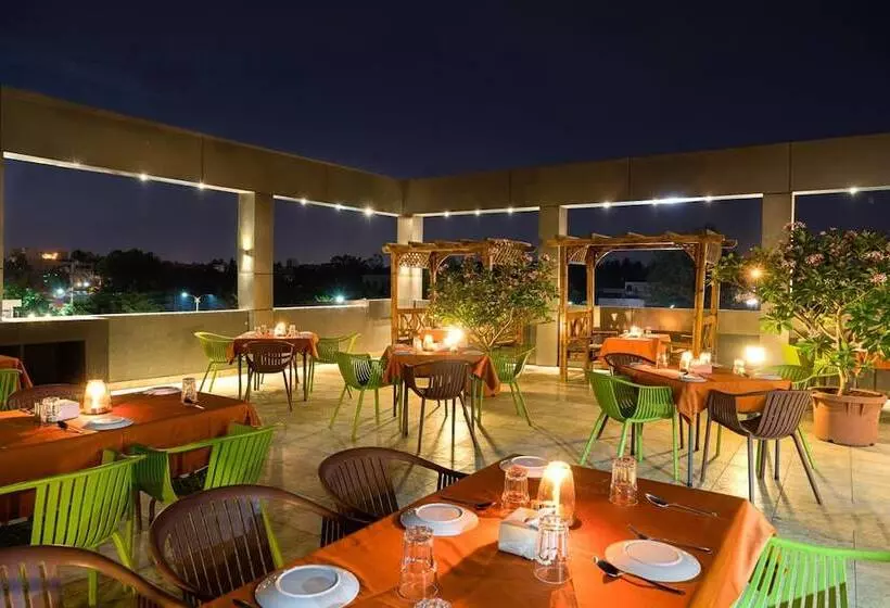 Fotos del hotel Treebo Tryst Grand Emerald:  13
