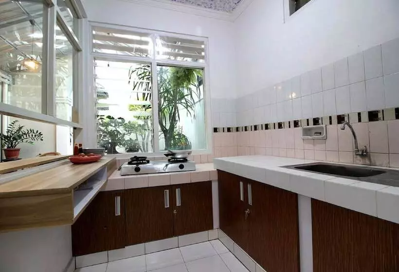 Fotos del hotel Reddoorz Plus Syariah Near Lempuyangan Station 3:  5