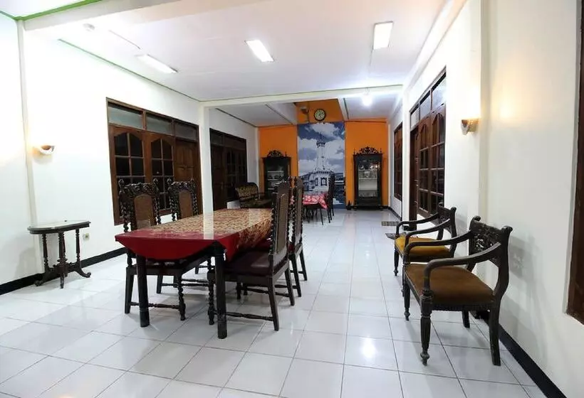 Fotos del hotel Reddoorz Plus Syariah Near Lempuyangan Station 3:  3