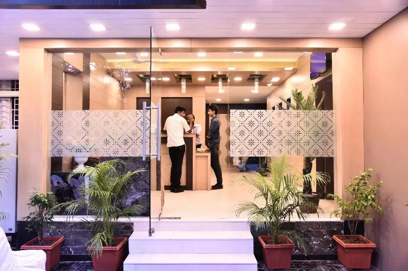 Fotos del hotel Zaith Residency Near Us Consulate & Apollo Hospitals:  13