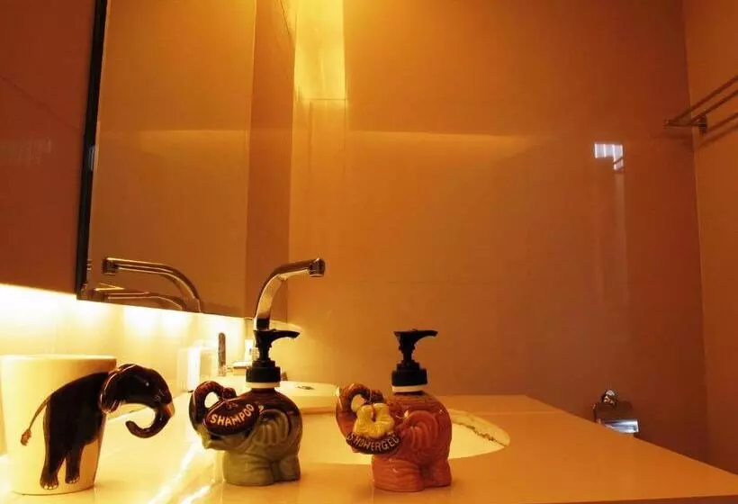 Fotos del hotel The White Elephant Home:  10