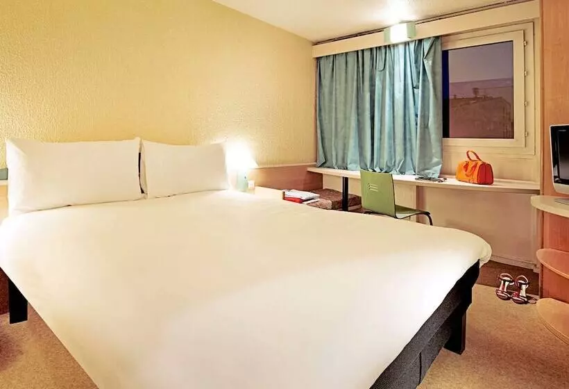 Ibis Carcassonne Est La Cité