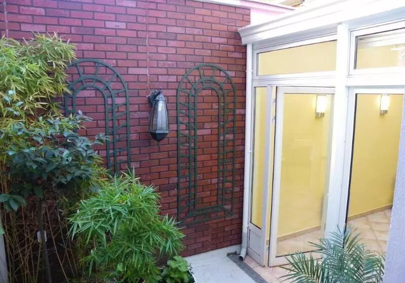 Fotos del hotel Hôtel Poussin:  8