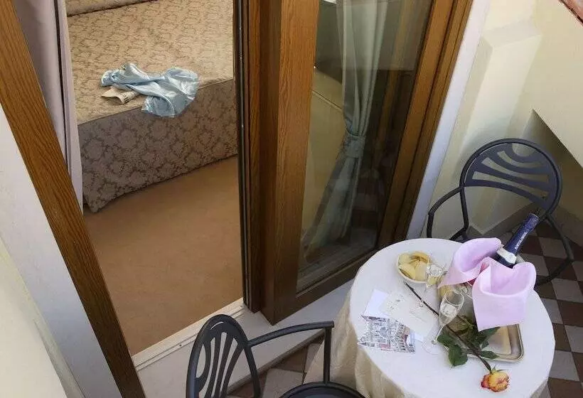 Fotos del hotel Carlton Capri:  6