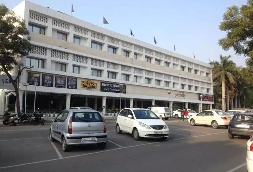 Fotos del hotel The Piccadily Chandigarh:  9