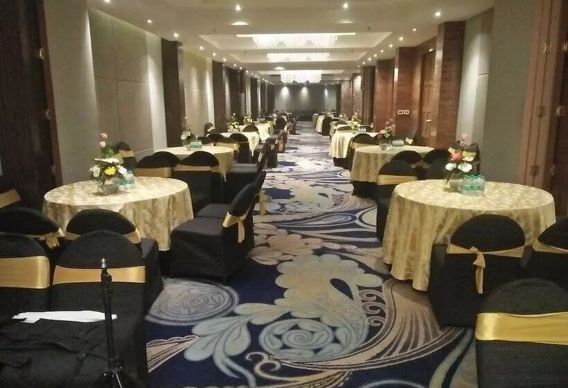 Fotos del hotel The Piccadily Chandigarh:  6