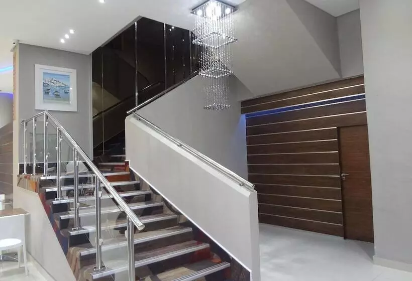 Fotos del hotel Albany Hotel:  2